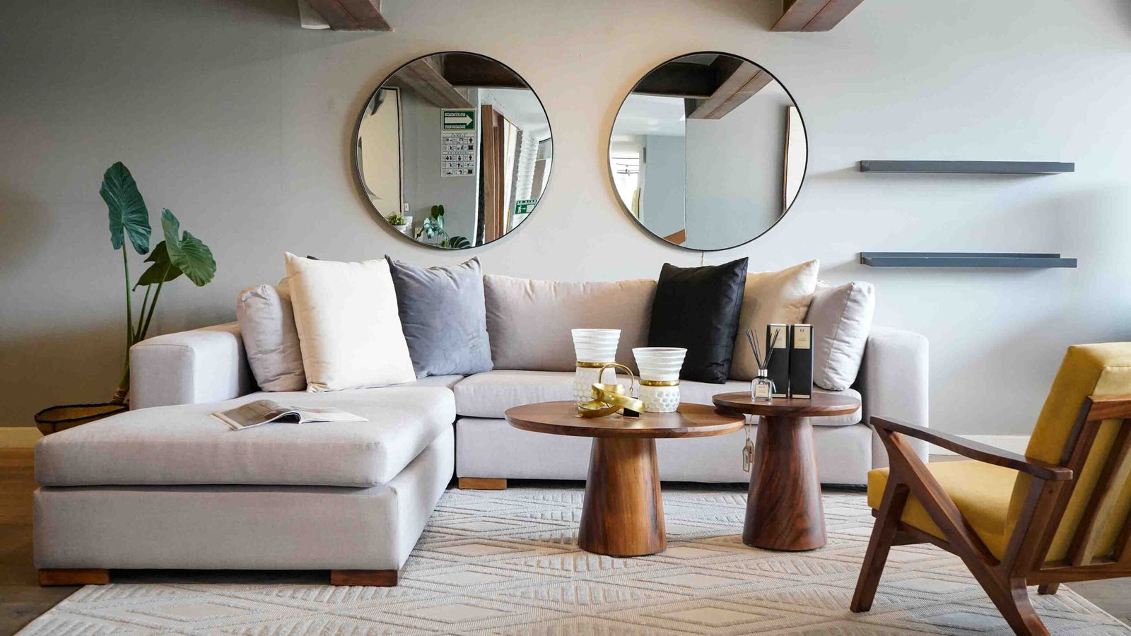 Sala pequeña amplia y luminosa decorada con muebles de Doble Altura Espacios en Guadalajara